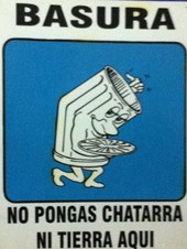 No Ponga Chatarra ni Tierra Aquí.